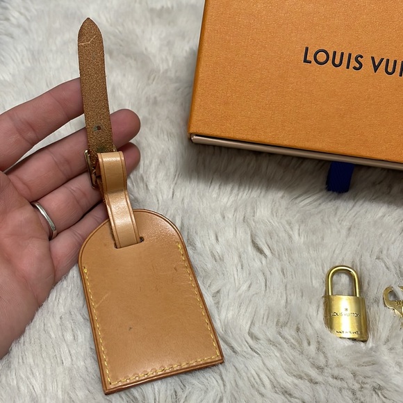 ✨Louis Vuitton Bundle (LV luggage tag & LV Lock & Key)✨ - Picture 6 of 7